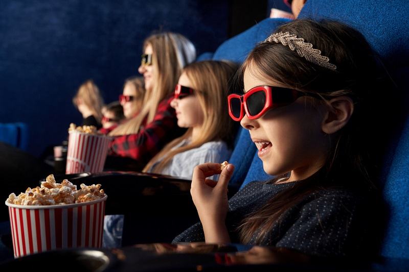 Cum sa organizezi o seara de cinema pentru copii in 15 minute, fara haos in sufragerie