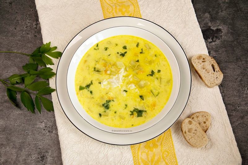 Ciorba de dovlecei a la grec: reteta usoara, cremoasa si perfecta pentru mesele de vara