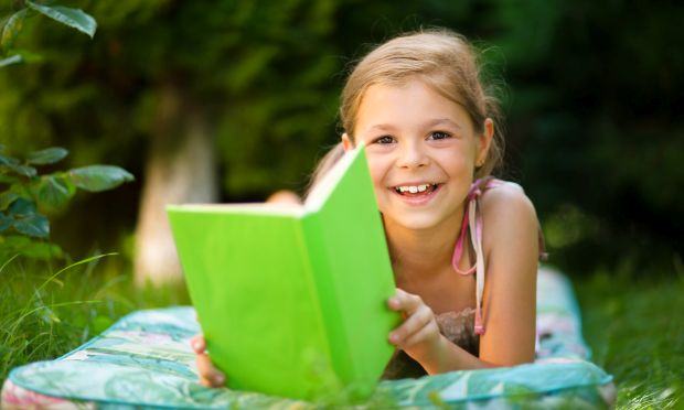 Cum sa-ti convingi copilul sa citeasca vara aceasta