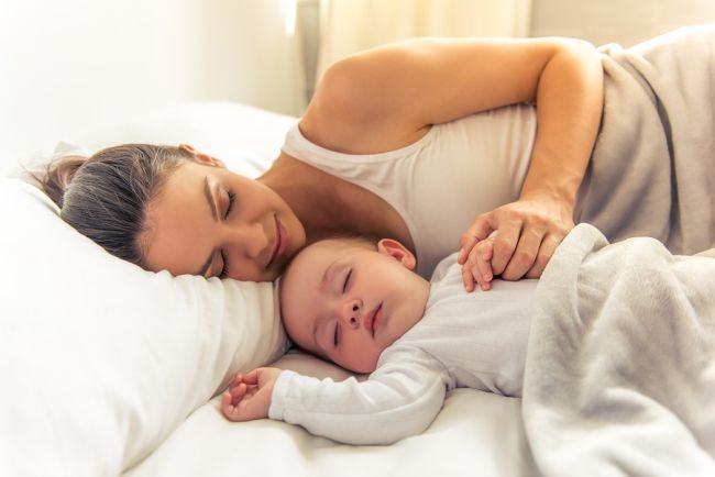 Mamele care dorm cu copiii, risc crescut de depresie, potrivit studiului