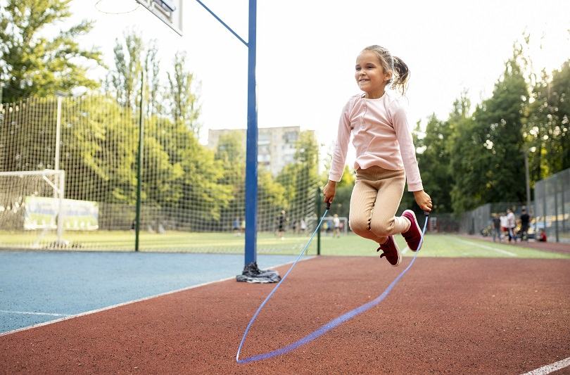 3 jocuri clasice care dezvolta copiii: sotron, elastic si coarda – reguli si beneficii