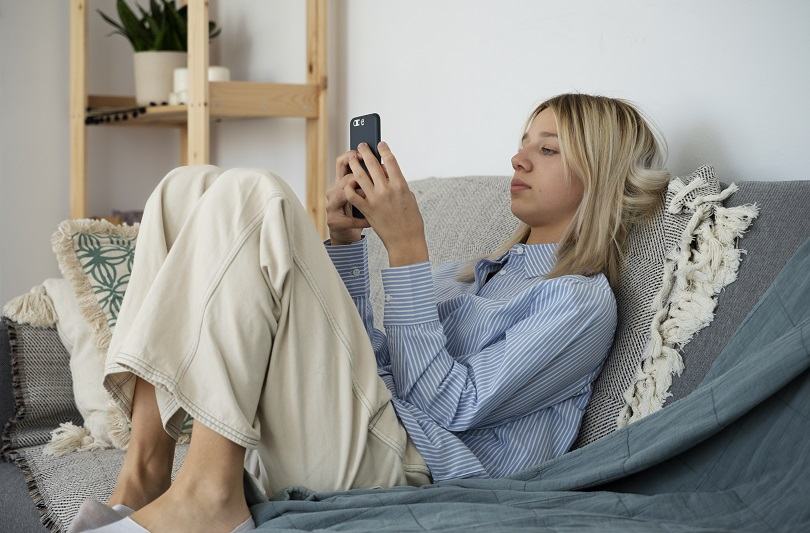 Cum sa intelegi codurile si acronimele adolescentilor din mesajele text