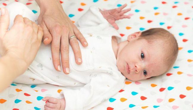 5 metode la indemana pentru calmarea colicilor bebelusului