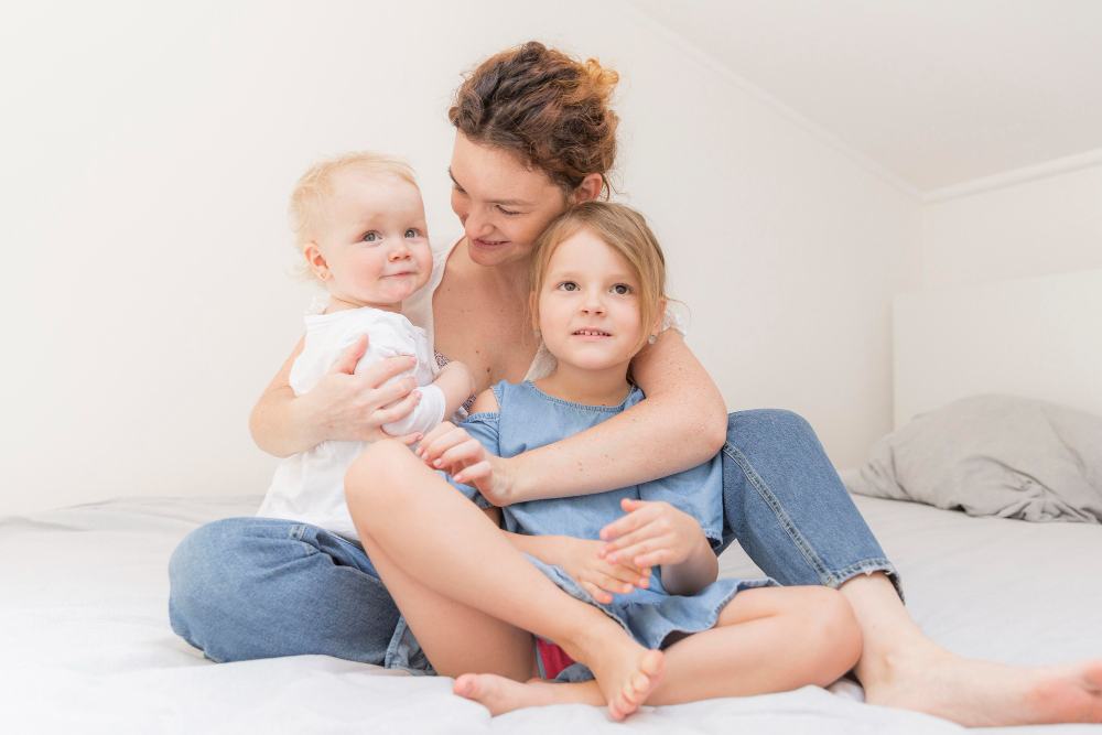 Comportamentul mamelor se schimba la al doilea copil, arata un studiu