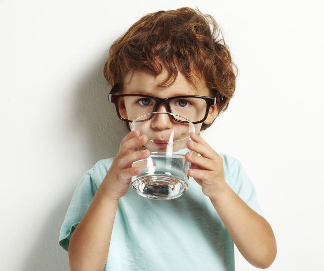 Cata apa ar trebui sa bea copiii in functie de varsta si greutate?