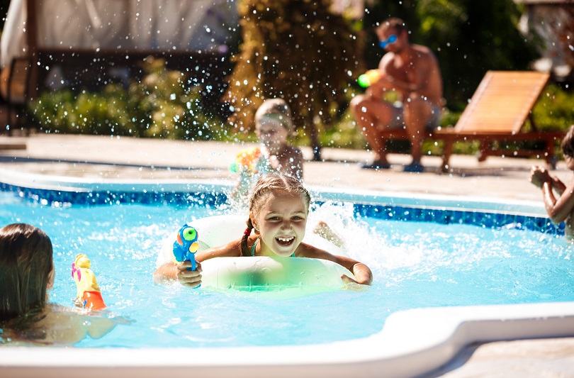 Cum iti protejezi copilul la piscina vara aceasta
