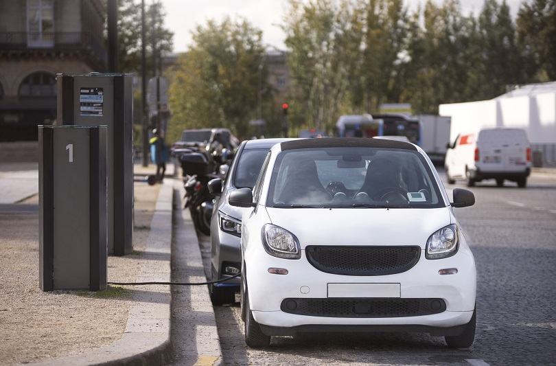Interventie de urgenta: 2 copii lasati de tata intr-o masina la 47 de grade, in parcarea unui mall