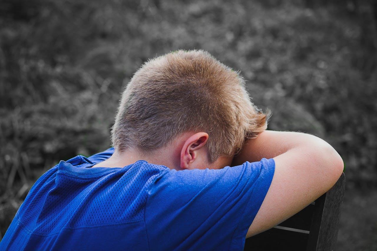 Copii exploatati si obligati sa stea in genunchi ore in sir in numele religiei, la o fundatie religioasa din Botosani