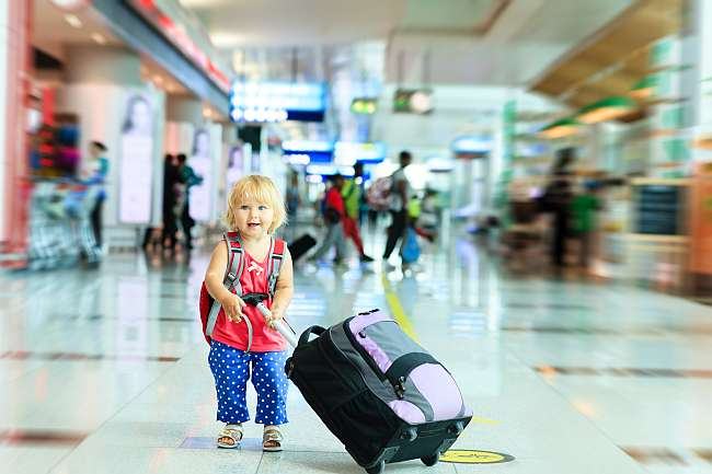 Ghid de vacanta: copiii mici in avion. Sfaturi utile pentru parinti!
