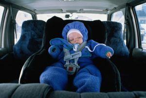 Cum conduci iarna cu un bebelus in masina? 5 masuri de siguranta in trafic
