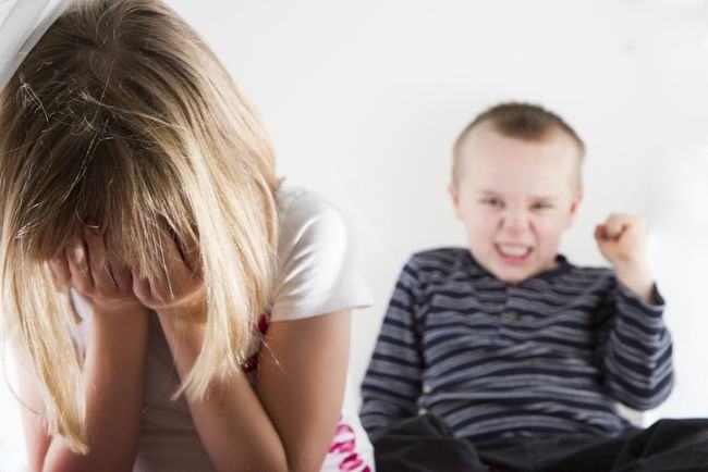 De ce sunt violenti copiii mici? 10 reguli pentru parintii ai caror copii musca si lovesc