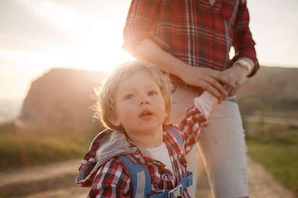 4 factori esentiali de care sa tii cont daca vrei sa cresti un copil independent