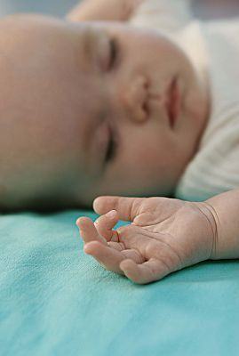 Noul Pampers Active Baby tine umezeala departe de pielea bebelusului pe parcursul intregii nopti