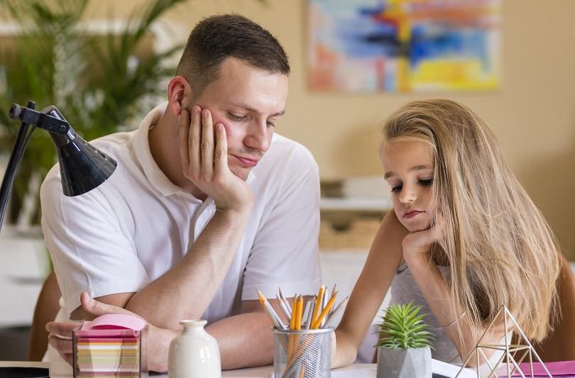 Refuzul copilului de a face teme: Cauze reale si ce pot face parintii