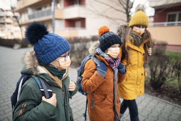 STUDIU Copiii cu varsta de peste 10 ani pot transmite coronavirusul la fel de usor ca adultii