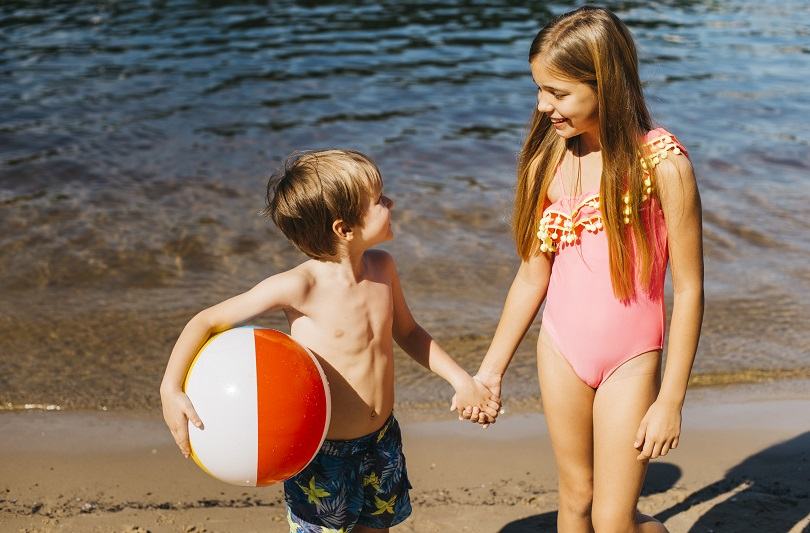 Costum de baie pentru copii: sfaturi utile pentru alegerea modelului potrivit