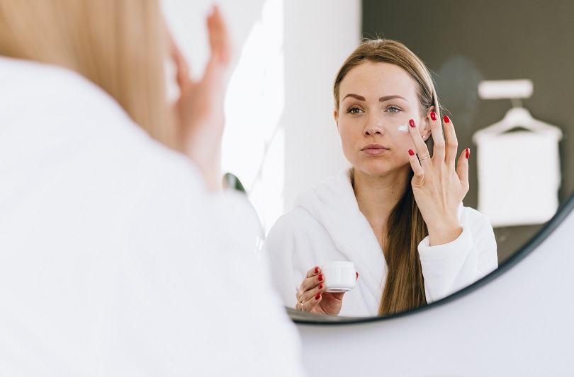 De ce este important sa folosim crema cu protectie solara si toamna? Diferenta dintre SPF 30 si SPF 50 si rolul protectiei solare