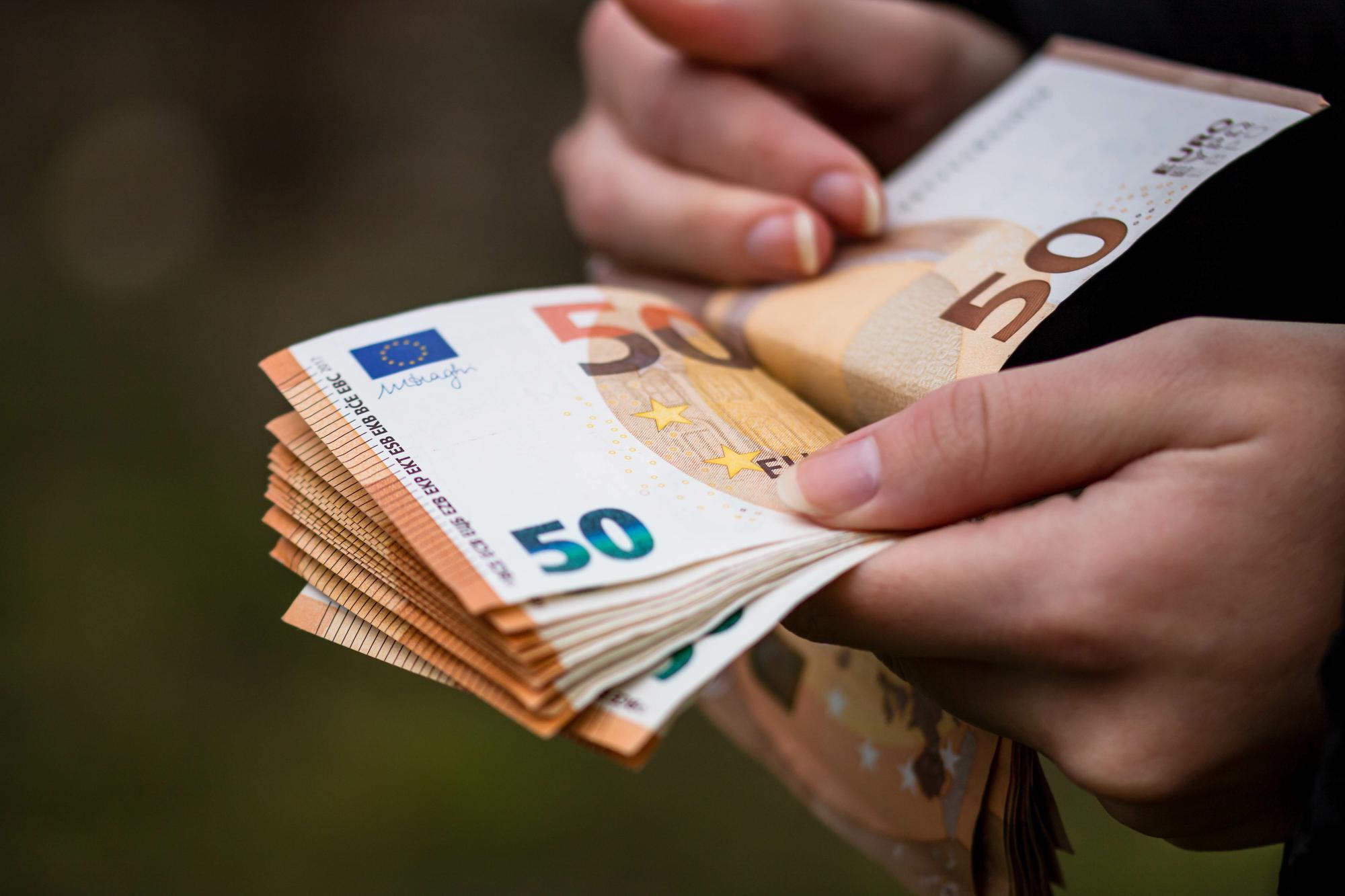 A fost promulgata legea privind salariul minim european! Cat va fi salariul minim de la 1 ianuarie 2025