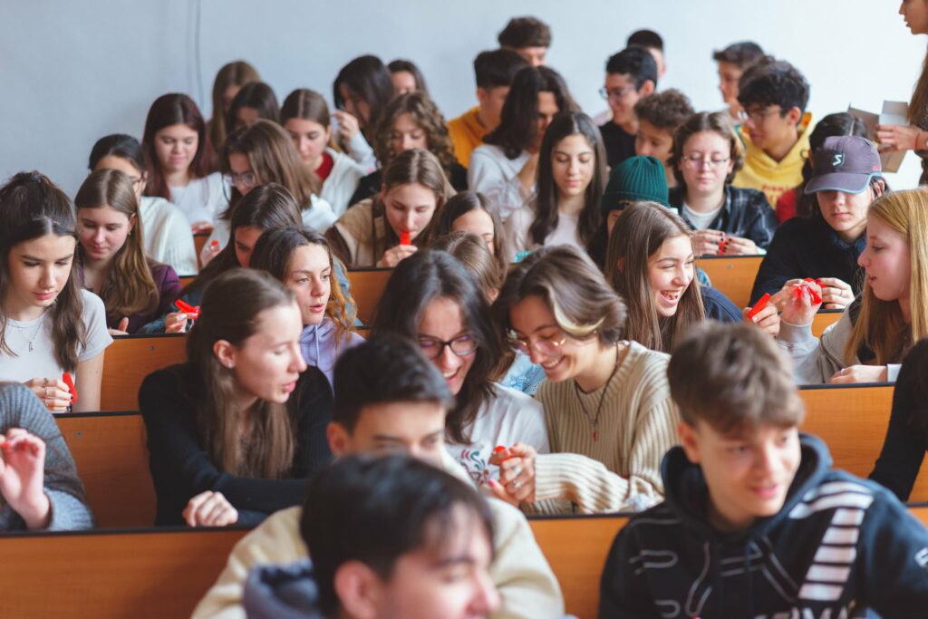 Cum invata elevii in scoli ce sa faca in caz de cutremur