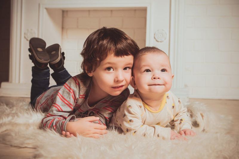 Cum protejezi un copil cand fratele sau este bolnav. Sfaturi si trucuri utile pentru orice parinte