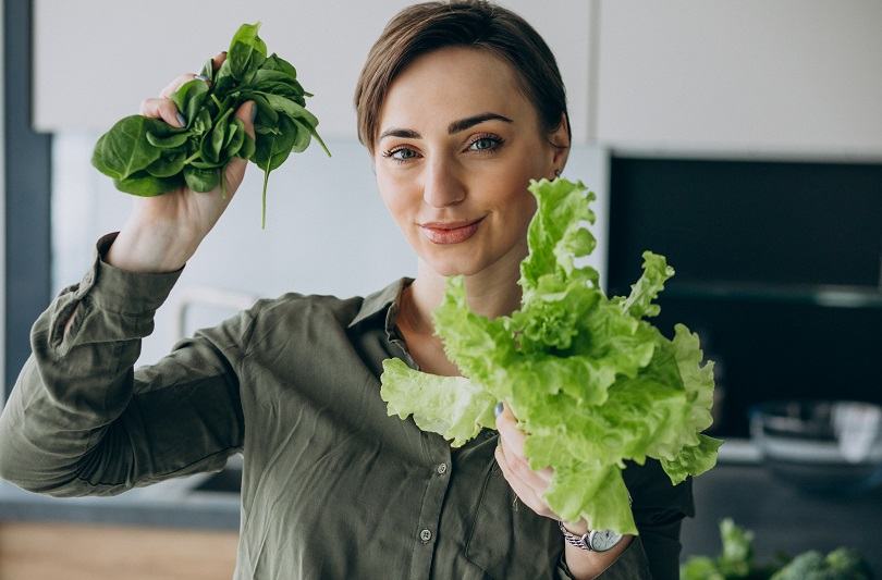 De ce nu este recomandat sa tai salata verde cu cutitul? Trucul bucatarilor pentru frunze proaspete