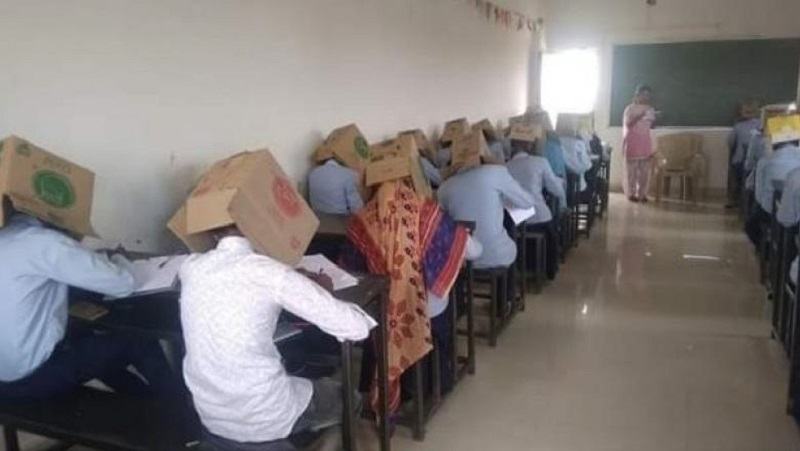 Elevi cu cutii pe cap ca sa nu copieze la examen