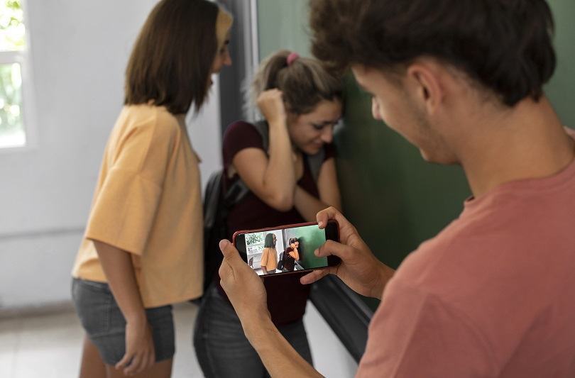 Pericolele online pentru copii: cum identifici cyberbullying-ul si ce poti face ca parinte