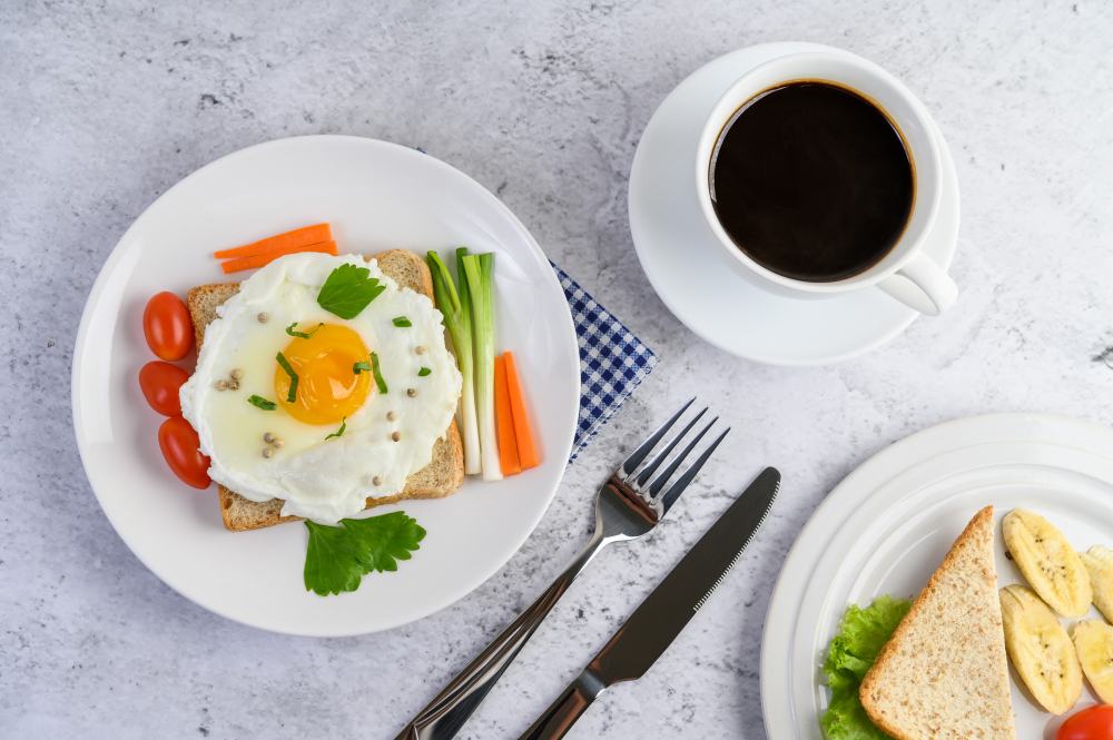 De ce nu ar trebui sa combini niciodata ouale cu cafeaua sau ceaiul la micul dejun