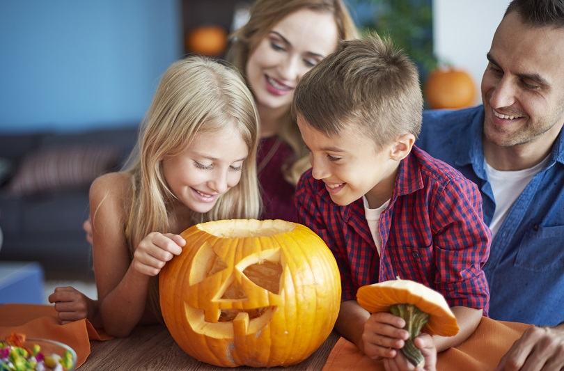 Idei simple si creative pentru decorarea dovlecilor de Halloween cu copiii