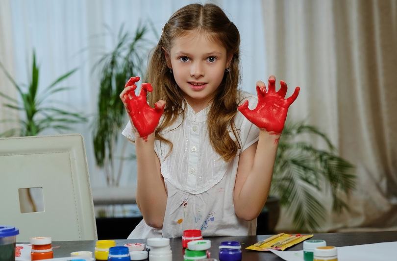 Pictura cu mainile la copii: cum incurajezi creativitatea fara dezordine in casa