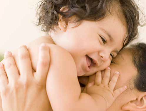 Cele mai importante lucruri pentru fiecare bebelus sunt dragostea, somnul linistit si joaca
