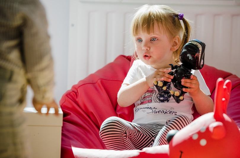 Cum sa reactionezi cand copilul mic strica jucarii