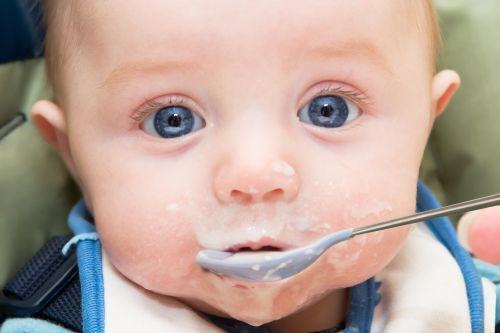 Pericolul introducerii premature a hranei solide in meniul copilului