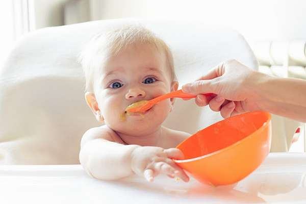Diversificarea alimentatiei la bebelusi: cand poti introduce hrana solida in masa copilului.