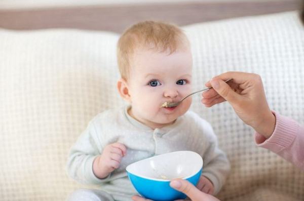 Primele alimente solide recomandate la bebelusi