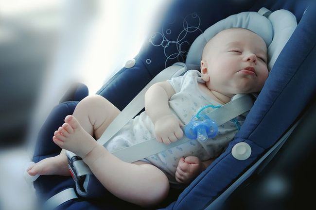 Pediatrii AVERTIZEAZA asupra riscului de a lasa bebelusii sa doarma in scaunul auto