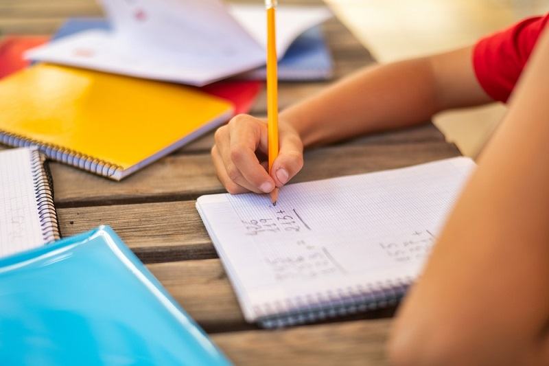 De ce este important un caiet de matematica cu patratele mari in clasele primare: beneficii pentru invatarea corecta a calculelor