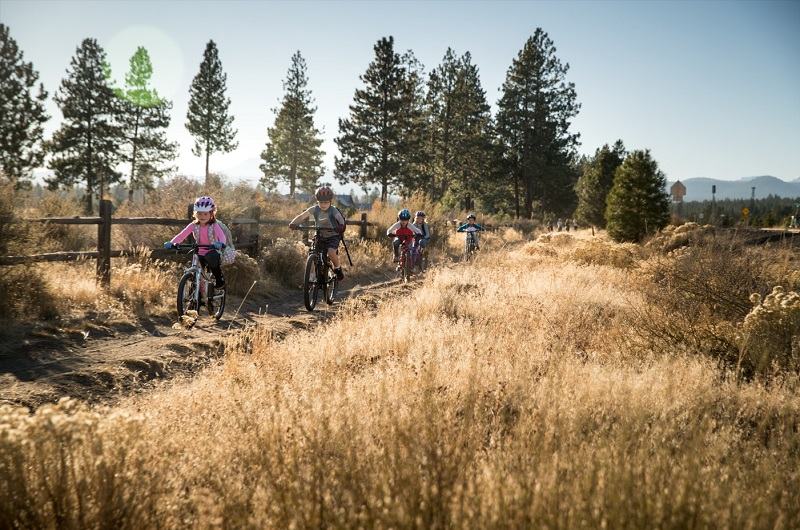 Cum alegi hainele potrivite pentru copil in turele cu bicicleta