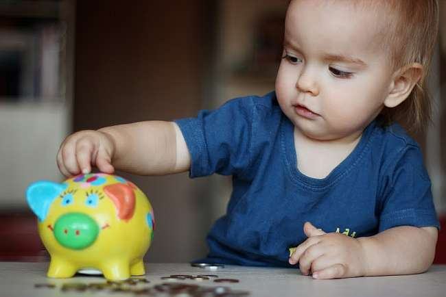 Cum sa pui bani deoparte pentru copilul tau. Sfaturile cu adevarat utile care te vor ajuta sa economisesti