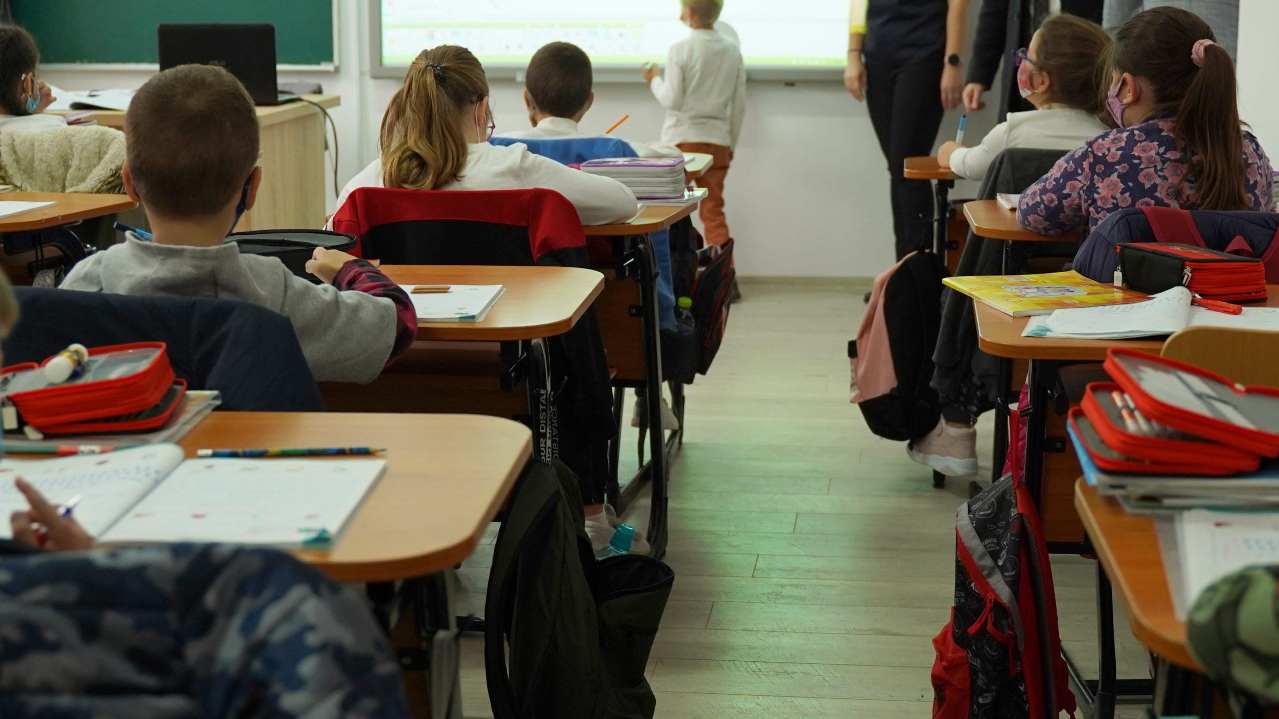 "Scoala de la 8 la 17" pentru toti elevii si ore suplimentare pentru profesori. Care este planul ambitios al viitorului Guvern