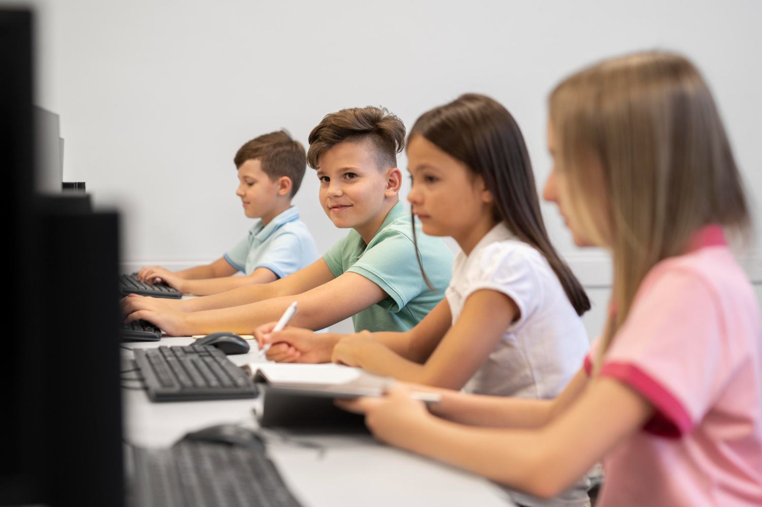 Elevii de liceu vor avea manuale doar in format digital la unele materii
