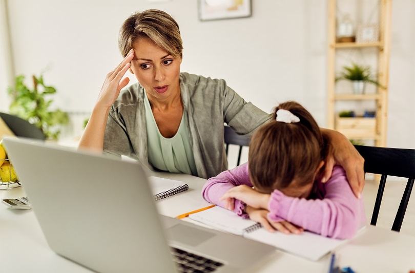 Epuizarea emotionala la mame: cum sa ramai echilibrata fara sa renunti la responsabilitati