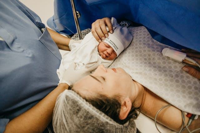 Mama unui copil prematur arata schimbarea incredibila a fiicei sale la trei luni dupa nastere