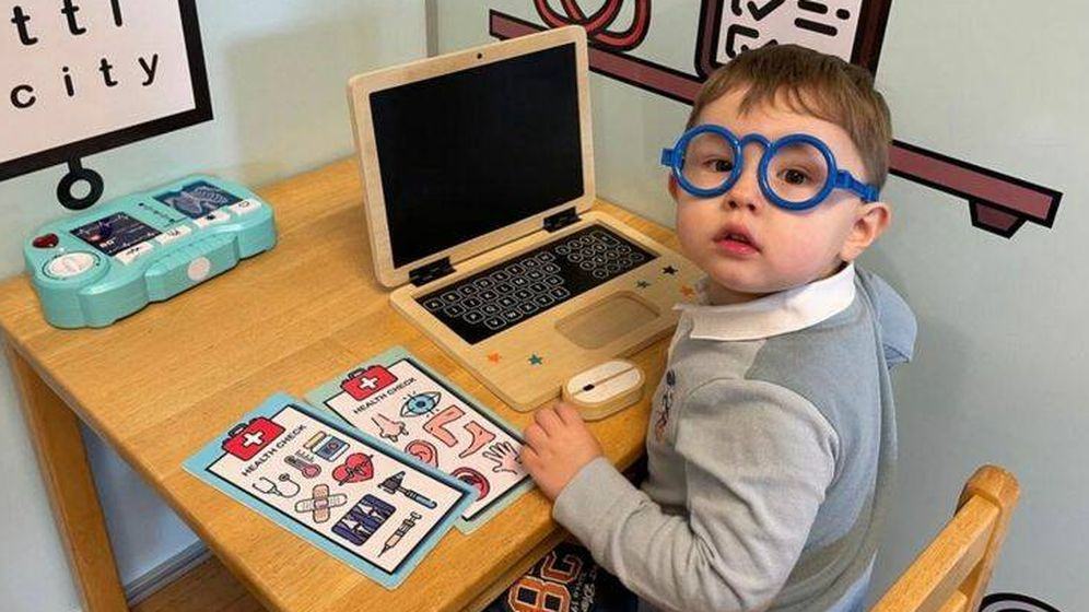 Povestea lui Teddy, baietelul minune care la doar 2 ani a invatat sa citeasca singur si stie sa numere in sase limbi straine
