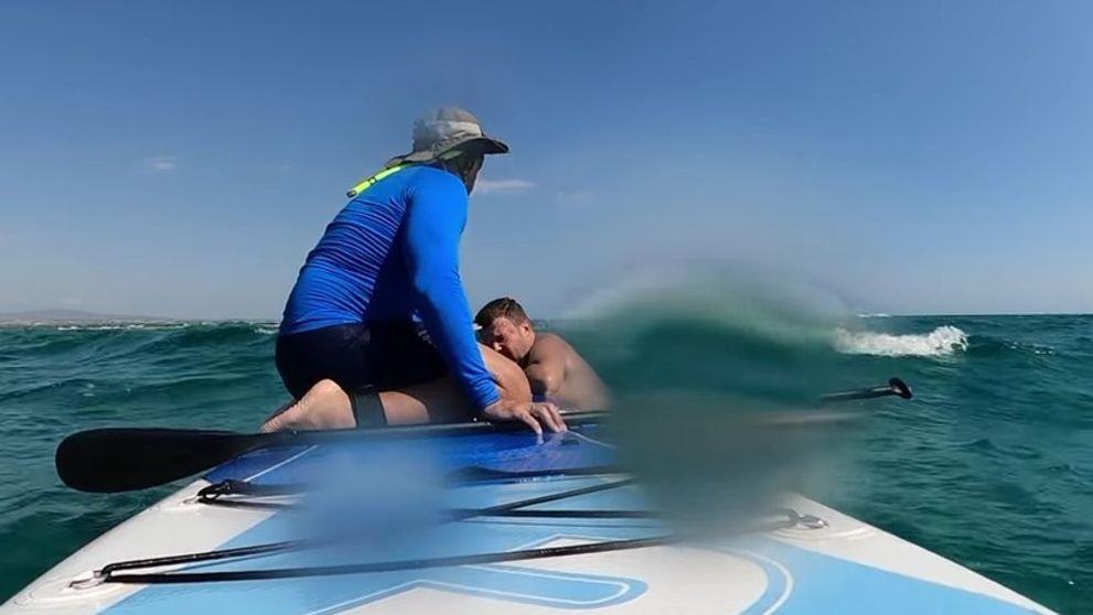 Trei turisti romani, un tata si cei doi copii ai sai, salvati de la inec in Grecia. Momentul a fost filmat si a devenit viral