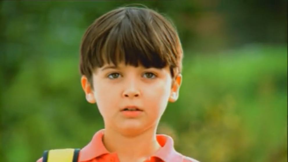 Cum arata acum baiatul din reclama la branza topita, celebru pentru replica "Daca ma saruta data viitoare?". Noni Ene are 33 de ani si o cariera solid