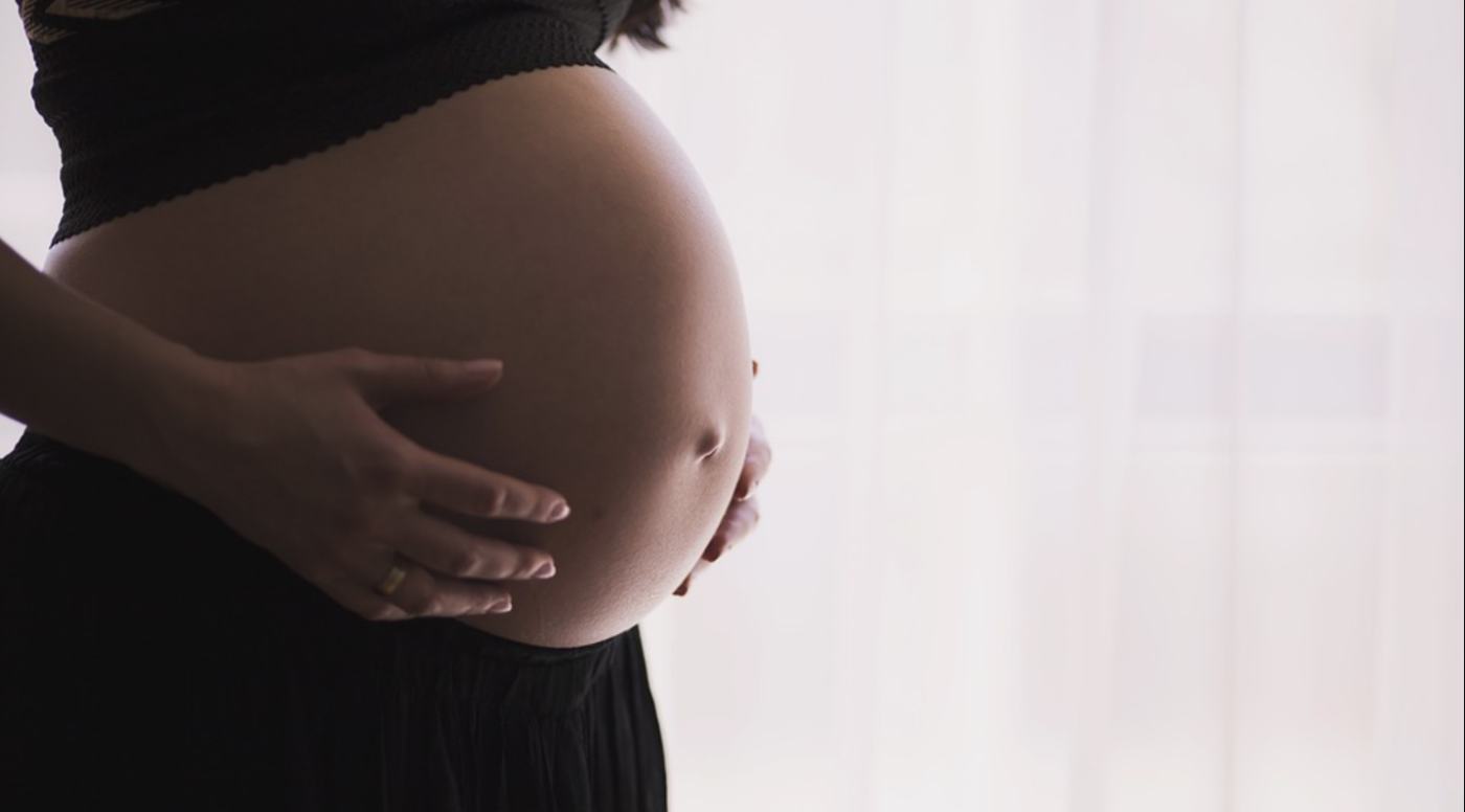 O femeie si bebelusul ei au murit dupa o nastere acasa. Spitalul avertizase ca sarcina era cu risc crescut