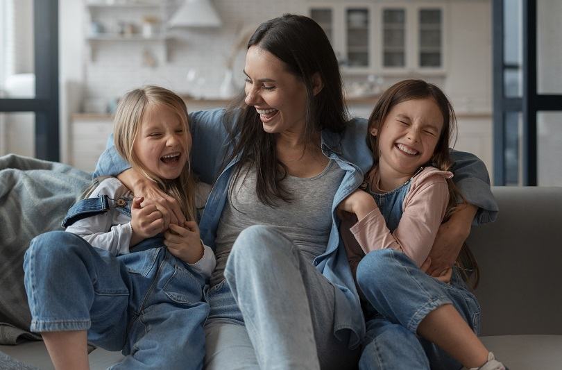 Ce se intampla cand iti gadili copilul? Beneficiile emotionale ale rasului