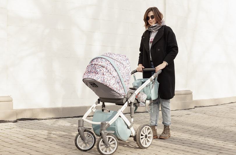 Geanta perfecta a proaspetei mamici: obiecte esentiale pentru iesirile cu bebelusul