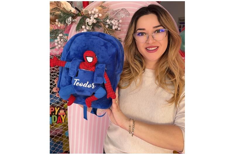 Spune adio ghiozdanelor plictisitoare: descopera magia unui ghiozdan personalizat!